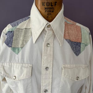 Sick 70s – Westernskjorta med lång krage och tryckknappar framtill, fusktryckt quiltat ok