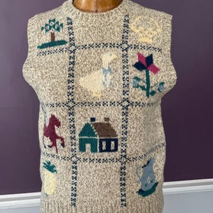 Chaleco de lana estilo cottagecore vintage con un pato, flores, una casa, un caballo y una piña.
