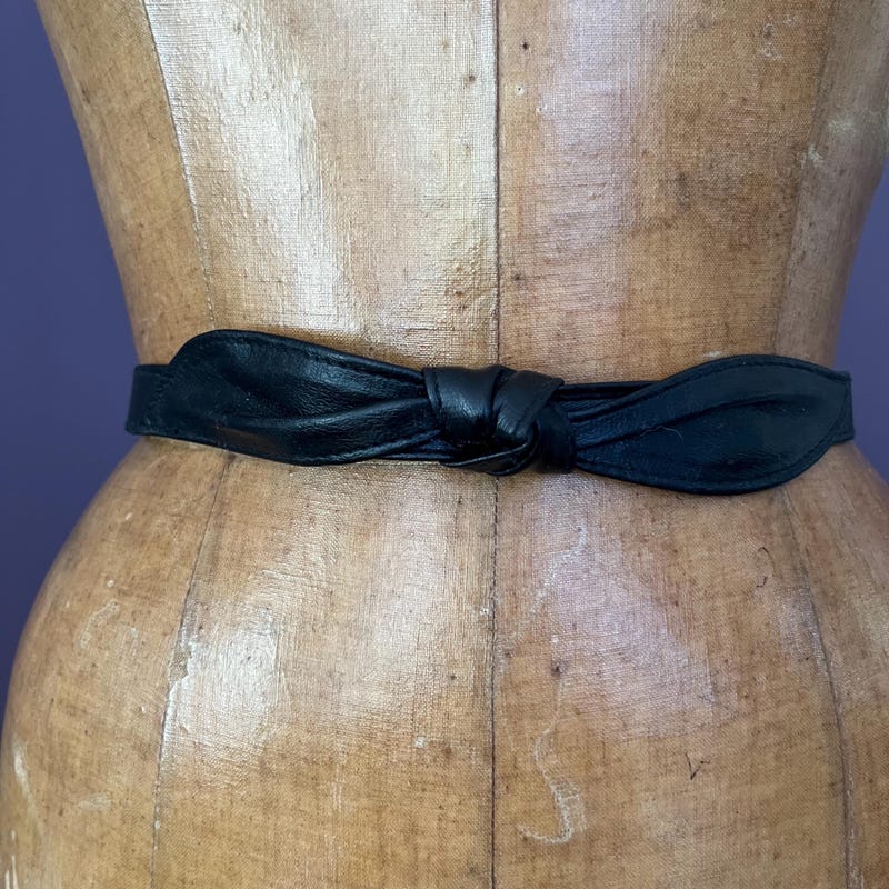 Metal Bow Belt in Black