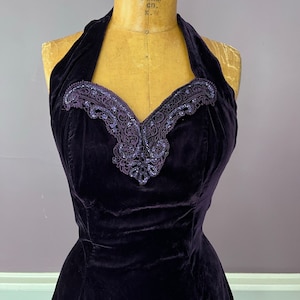 Könnte beinhalten: Ein Set aus drei Keramikbechern mit gesprenkelter, matter Oberfläche. Die Becher sind in Creme-, Hellgrau- und Dunkelgrautönen gehalten. Jeder Becher hat ein schlichtes, minimalistisches Design.