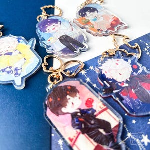 Llaveros de Love and Deepspace hechos por fans