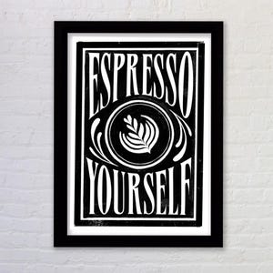 Puede incluir: Impresión en blanco y negro con el texto "Espresso Yourself" en una fuente en negrita y estilizada. Una taza de café estilizada con un diseño de hoja está centrada sobre el texto.