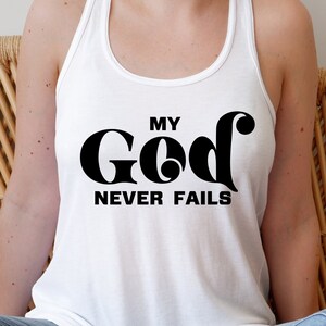Può includere: Canotta bianca con testo nero che recita "My God Never Fails".