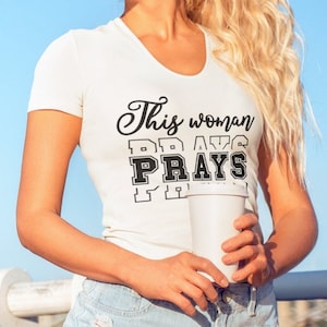 Esta mujer ora texto apilado, diseño de impresión y corte, fuente espejo Svg Png Jpg Pdf Eps Dxf, PRY
