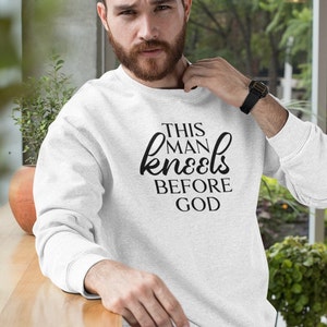 Este hombre se arrodilla ante Dios Diseño de impresión y corte de texto en negrita, Hombre de oración Descargar en Svg Png Jpg Pdf Eps Dxf, PRY