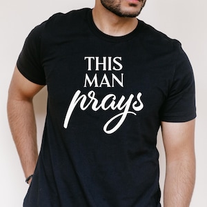 Este hombre ora texto blanco diseño de impresión y corte descarga en Svg Png Jpg Pdf Eps Dxf, gráfico de camiseta de hombre espiritual, ropa de ministerio para hombres, PRY
