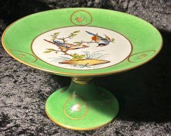 Piatto da piedistallo in porcellana dipinto a mano, 1980, con decorazioni di uccelli e insetti e bordo in oro 24 carati.