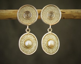 Auffallende Ohrringe aus 925 Silber, vergoldeten Elementen und Perle