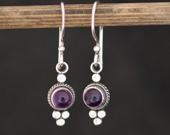 Silberne Ohrringe mit einem dunkel violettem Amethyst, Geburtsstein, Heilstein, Monatsstein