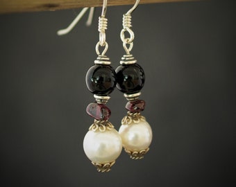Ohrringe aus einer weißen Perle, Granaten und Silber  Beads,  Wire Work, Heilsteine, Monatsstein, Geburtsstein, Geschenk Valentinstag