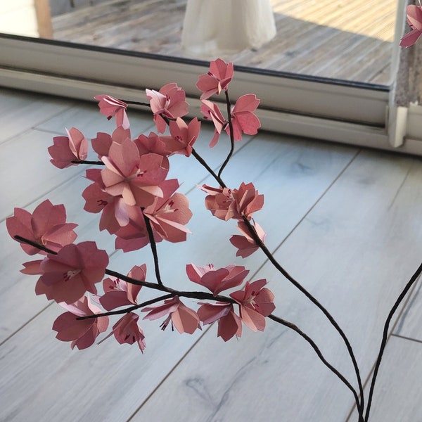 Japanische Kirschbaumzweige in Origami. Alte rosa Sakura-Blüten für Blumenstraußkomposition, Hochzeitstischdekoration, Taufe