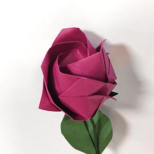 Rosa de origami fucsia oscuro para crear ramos, aniversario de boda, regalar en San Valentín y darte un capricho