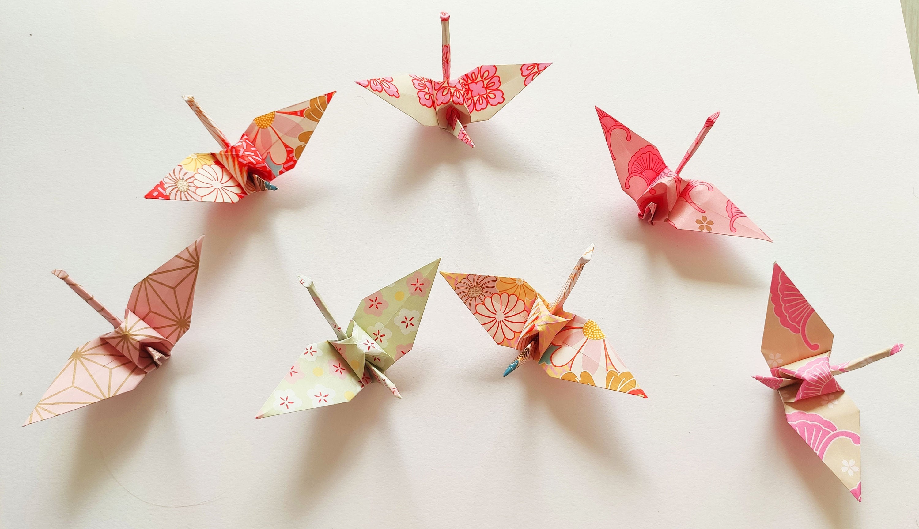 Set van eeuwige roze Japanse origami kraanvogels in 3 maten om uit te kiezen en te personaliseren voor bruiloften, doopfeesten en doe-het-zelf tafeldecoraties voor kinderen