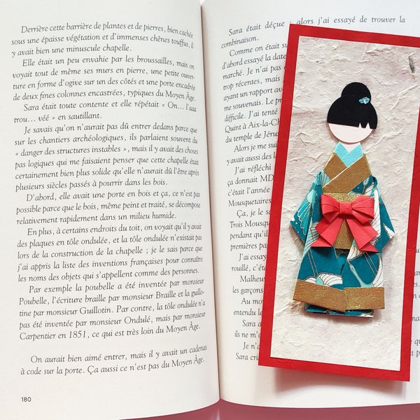 Marque-page en origami Geisha au kimono bleu turquoise et or pour cadeau remerciement invités et fête anniversaire
