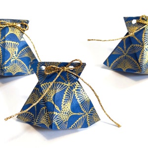 Zestaw niebieskich i złotych pudełek na upominki w kształcie żurawia origami, idealnych na prezenty dla gości weselnych i dekorację stołu chrzcielnego