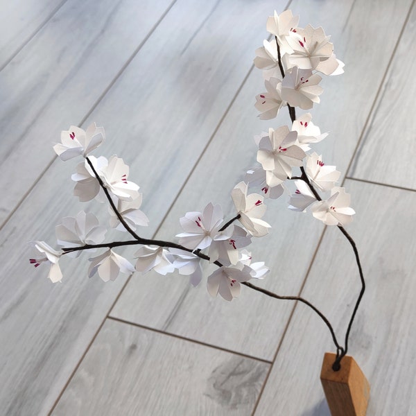 Japanse kersenboomtakken in origami Witte sakura bloemen voor bloemboeketsamenstelling, bruiloftstafeldecoratie, doopsel