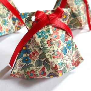 Lot de Boîtes à dragées en origami liberty rouge et bleu sur fond crème pour cadeau invité mariage baptême et décoration fête