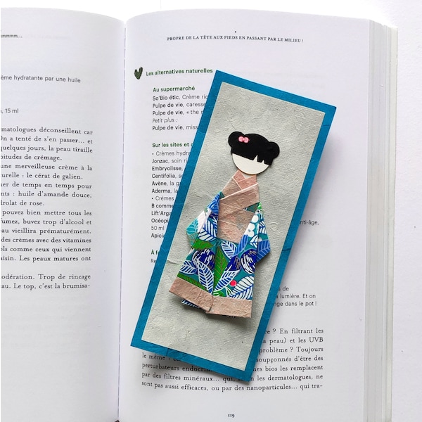 Marque-page en origami Geisha au kimono feuillage bleu et vert pour cadeau livre remerciement invités et fête anniversaire