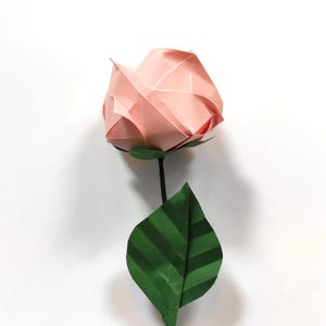 Rosa rosa de origami para crear ramos, celebrar un aniversario de boda, regalar en San Valentín y darte un capricho