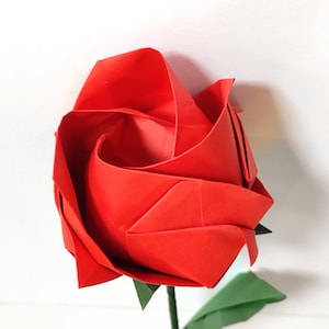 Rosa de origami en color rojo anaranjado para crear ramos, aniversario de bodas, ofrecer en San Valentín y darse un capricho