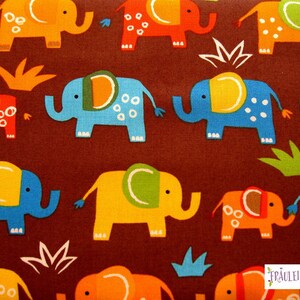 Könnte beinhalten: Ein brauner Stoff mit einem sich wiederholenden Muster aus bunten Elefanten. Die Elefanten sind in verschiedenen Farben, darunter Blau, Gelb, Orange und Grün. Jeder Elefant hat weiße Punkte und ein grünes oder gelbes Ohr.