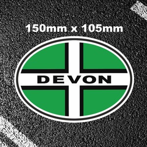 Pode incluir: Um autocolante verde e branco com a palavra "DEVON" em letras pretas. O autocolante tem 150 mm x 105 mm e está sobre um fundo de asfalto preto. O autocolante é vendido por STICKERMAD.