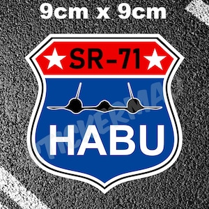 Puede incluir: Una pegatina azul y roja con borde blanco, que presenta una silueta de un avión SR-71 Blackbird y el texto "SR-71 HABU". La pegatina mide 9 cm por 9 cm.