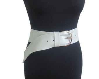Brede witte leren riem, grote metalen gesp