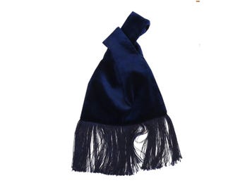 Marineblauwe, donkerblauwe Japanse fluwelen tas met knoopmotief en franjes.
