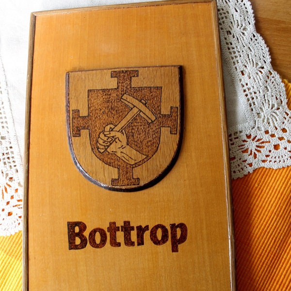 Holzschild mit Schriftzug und Stadtwappen Bottrop, 70er Jahre