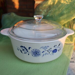 Ovenschaal met deksel, Corning Ware Frankrijk, ontwerp vergelijkbaar met het Blue Onion-patroon, jaren 80.