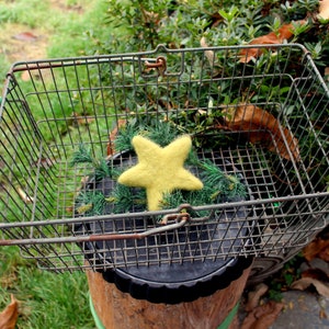Draadmand, metalen winkelmand, vintage metalen mand, gaasmand, winkelmand op de hoek, plantenmand