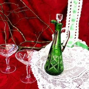 Liqueur carafe and 2 liqueur glasses, green crystal carafe, eggnog glasses, 50s glasses, bar accessories