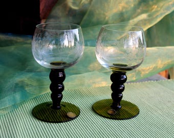 2 Weingläser, Römer aus klarem Glas mit eingeschliffener Weinranke und grünem Stiel, 60er Jahre Gläser, mundgeblasen, handgeschliffen