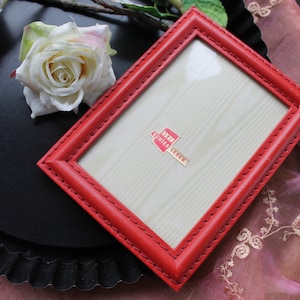 Fotorahmen aus rotem Leder, kleiner Standrahmen,  Weihnachtsgeschenk, Rahmen für Familienfoto in Postkartengröße