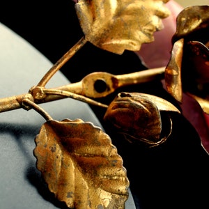 Rosenhaken aus vergoldetem Blech, vergoldete Metallrose, italienisches Deisign, 50er Jahre, midcentury Italy Bild 4