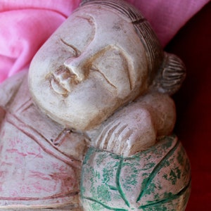 Holzfigur asiatisch, massiv Holz, schlafendes Kind, Kunsthandwerk, Hozschnitzerei, Glückssymbol, Regaldeko Bild 8