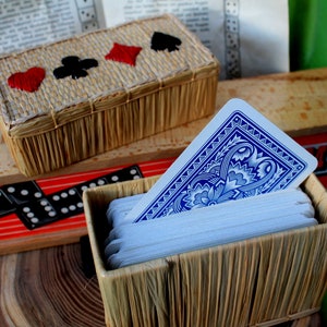 2 carillon, scatola in rafia con gioco di carte, scatola in legno con domino, anni '60