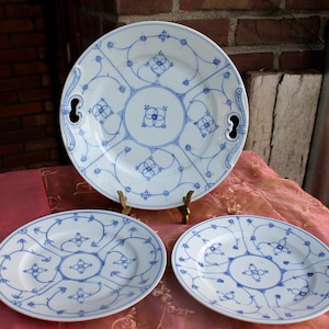 2 cake plates and 1 pastry plate, straw flower pattern, blue and white tableware, Indian blue dinnerware, farmhouse tableware, country kitchen