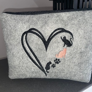 Stickdatei Katze Herz - Katzenliebe, niedliches Tiermotiv für Deine DIY-Projekte - Verschiedene Größen und Formate verfügbar!