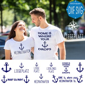 Puede incluir: Dos personas con camisetas blancas con diseños de anclas azules y texto. La camiseta del hombre dice "Home is where your drops" y la camiseta de la mujer dice "Heimathafen". Debajo de las camisetas hay varios diseños de anclas con diferentes textos, incluyendo "Liegeplatz", "Lieblings Platz", "Heimathafen" y "meer ist mehr".