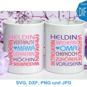 Puede incluir: Dos tazas blancas con asas negras. Las tazas tienen un diseño rosa y azul con las palabras "Heldin", "Vertraute", "Mama", "Lehrerin", "Köchin", "Seelentrösterin", "Macherin", "Betreuerin", "OMA", "Chefkoch", "Zuhörer", "Vorleserin" impresas en ellas.