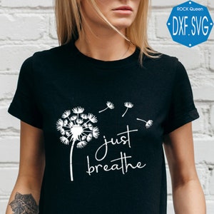 Puede incluir: Camiseta negra con un diseño de diente de león blanco y el texto "just breathe".