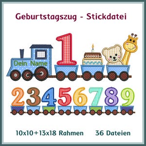 Könnte beinhalten: Eine blaue Lokomotive mit der Aufschrift "Dein Name" an der Seite, gefolgt von neun bunten Waggons mit den Zahlen 1 bis 9. Die Waggons sind mit Punkten und Karos verziert. Das Bild enthält den Text "Geburtstagszug - Stickdatei", "10x10 + 13x18 Rahmen" und "36 Dateien".