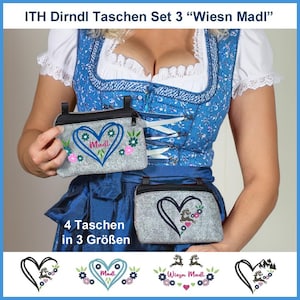 Pode incluir: Um conjunto de quatro bolsas de feltro cinza com corações bordados e desenhos de veados. As bolsas são etiquetadas como "Madl" e "Wiesn Madl".