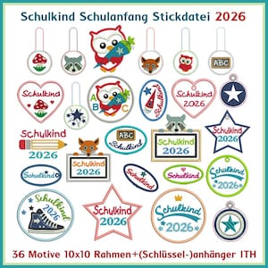Könnte beinhalten: Eine Sammlung von gestickten Aufnähern und Anhängern mit dem Text "Schulkind 2026". Designs umfassen eine Eule, einen Waschbären, einen Pilz, einen Stern und einen Turnschuh. Die Aufnäher haben verschiedene Formen.