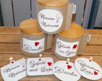 Stickdateien für Geschenk Gläser Beschriftung inkl. 6 ITH Anhänger. Verleihe deinen Geschenken eine persönliche Note!