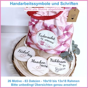 Può includere: Un set di cinque cerchi in tessuto ricamato con diversi disegni e testi. I cerchi sono su una superficie di legno. Il testo sui cerchi recita "Fadensalat für unterwegs", "Häkel Bag", "Maschen Tasche", "Nähkram to go" e "made with".