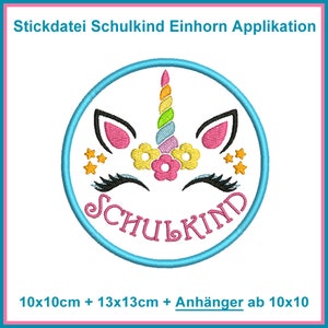 Könnte beinhalten: Ein runder, blauer gestickter Aufnäher mit einem weißen Einhornkopf, einem Regenbogenhorn und gelben Sternen. Das Einhorn hat rosa Ohren und geschlossene Augen. Der Text "SCHULKIND" ist in weißer Schreibschrift um das Einhornkopf herum geschrieben.