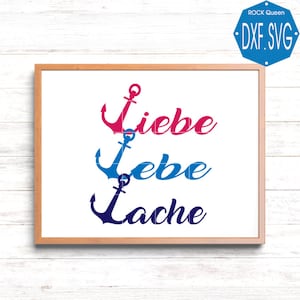 Könnte beinhalten: Ein weißer gerahmter Druck mit drei blauen Ankern und dem Text "liebe lebe lache" in rosa, blau und dunkelblau.
